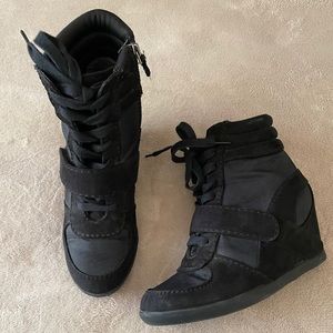 Black Wedge Sneakers! Gently used, Size 7.-7.5 Simply Vera Wang Brand